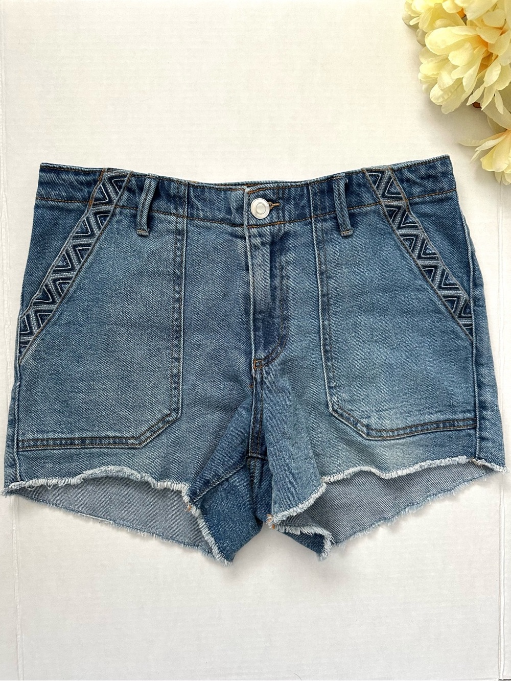 KNOX ROSE Indigo Denim Frayed Hem Embroidered Pocket Shorts
